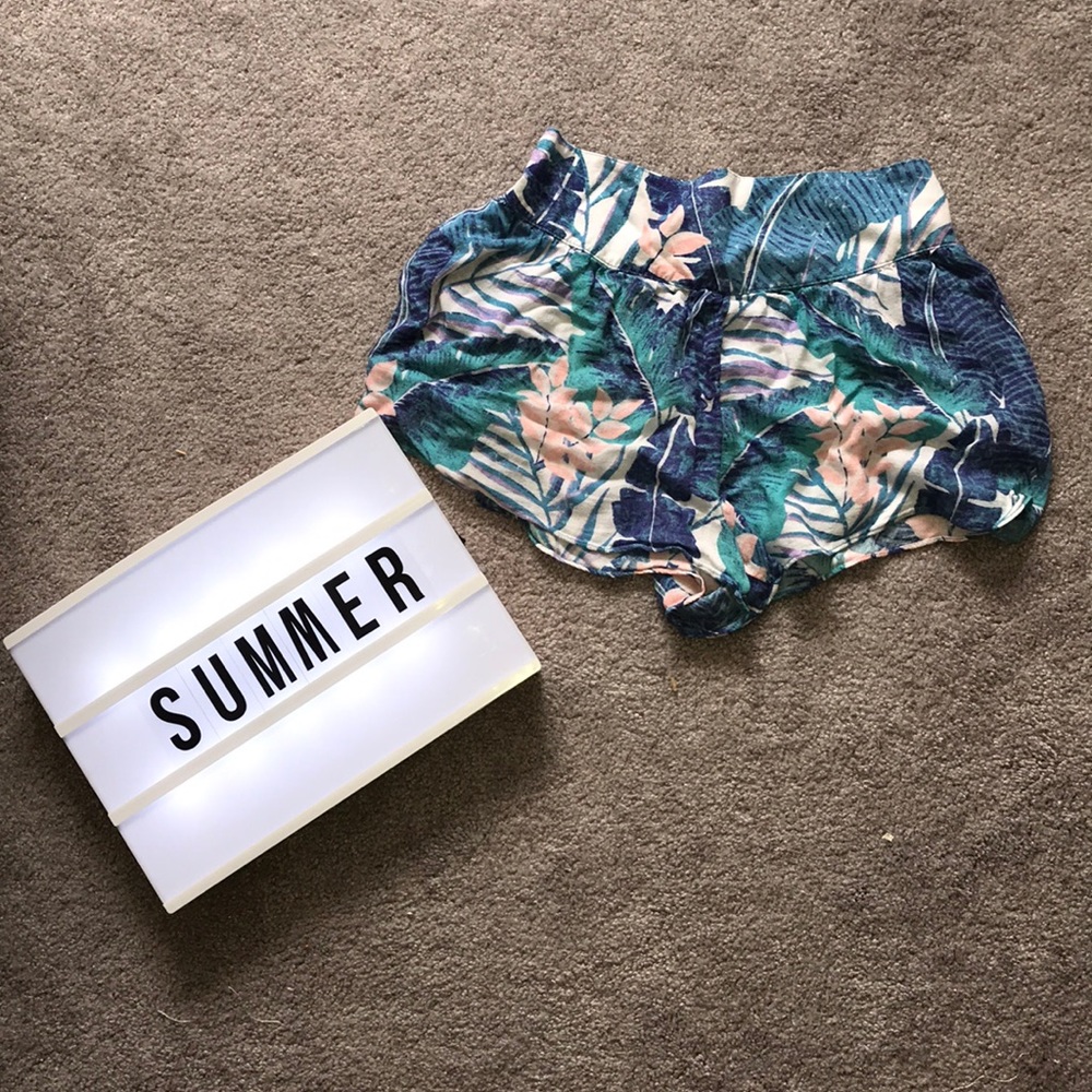 AMERICAN EAGLE FLOWY SHORTS